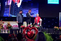 Babička roku 2025 zná svou vítězku! Česká republika má zlatou babičku ze Zlínského kraje