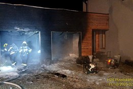 Plameny pohltily garáž ve Starém Plzenci, škoda se šplhá do milionů korun