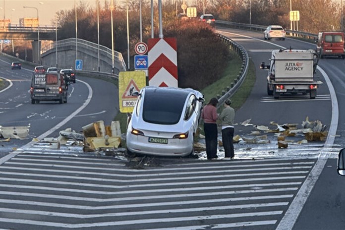Řidička Tesly vyjela za silnice a nabourala do svodidel