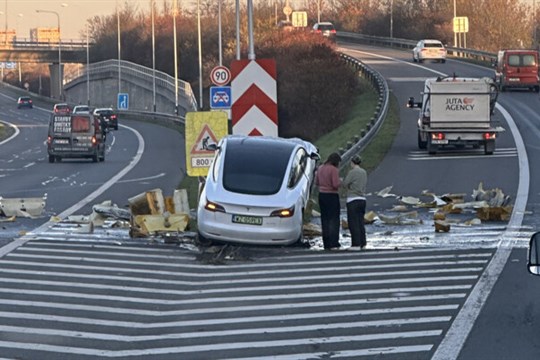 Řidička Tesly vyjela za silnice a nabourala do svodidel