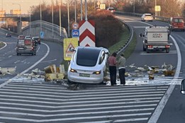 Řidička Tesly vyjela za silnice a nabourala do svodidel