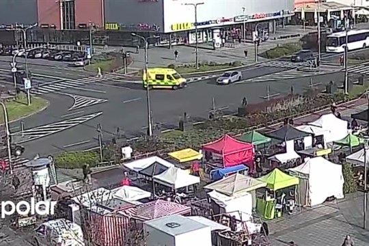 VIDEO: Řidiči na poslední chvíli zabránili nehodě houkající záchranky