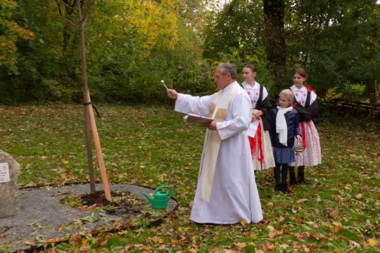 Včelaři oslavili 120. výročí založení spolku odhalením desky a posvěcením lípy