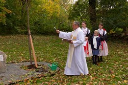 Včelaři oslavili 120. výročí založení spolku odhalením desky a posvěcením lípy
