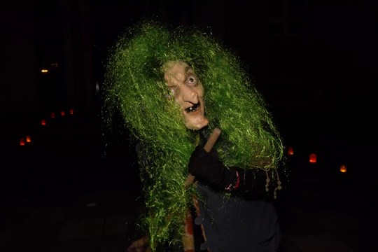 Letošní Halloweenská stezka vedla chodbami a zákoutími školy 