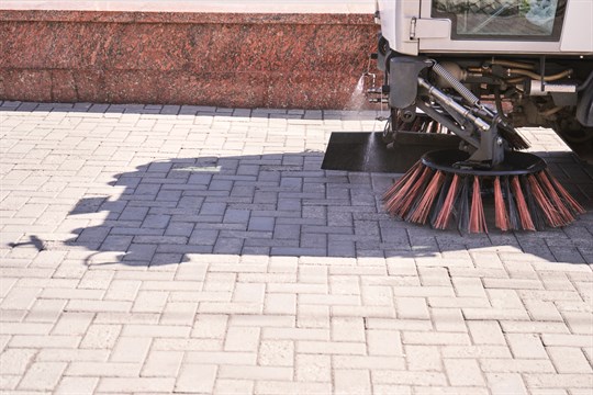 Od září zmizelo ze zlínských ulic přes 76 tun smetků. Efektivnímu úklidu brání špatně zaparkovaná auta