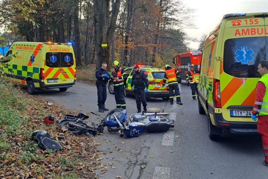 V Čeladné se střetl moped s veteránskou jawou, oba motorkáři skončili v nemocnici