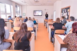 Učitelé základních škol v Plzni se chystají na změny ve známkování. Budou se školit, jak hodnotit děti i slovně