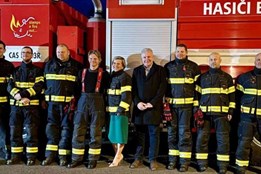 Bochovští hasiči převzali dvě nová vozidla, jedno z nich poslouží i seniorům