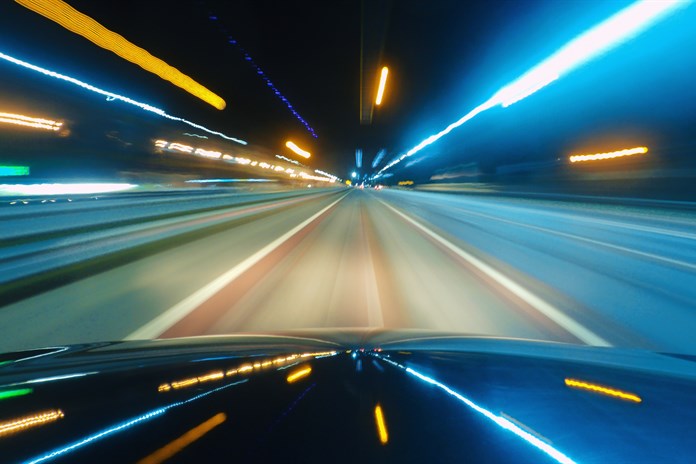 Zdrogovaný řidič ujížděl před policisty rychlostí 160 km/h, pak utekl do lesa