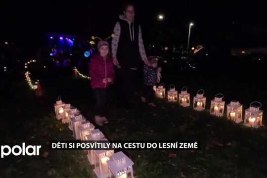 Děti si lampiony posvítily na cestu do lesní země