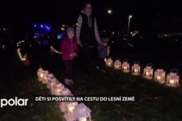 Děti si lampiony posvítily na cestu do lesní země