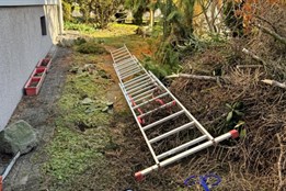 Letečtí záchranáři zasahovali u dvou mužů po pádu z výšky. Jeden z nich nepřežil