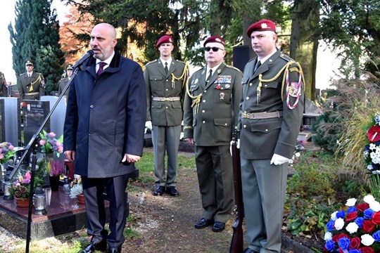 Ostatky hrdiny druhé světové války kapitána Bohumíra Martínka se po 82 letech vrátily do Prostějova