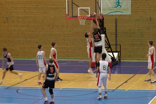 Devatenáctiletí basketbalisté porazili Nový Jičín 84:46