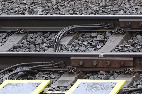 Krádež kabelů u Lipníku ochromila železnici: Vlaky stály, lidé čekali celé hodiny