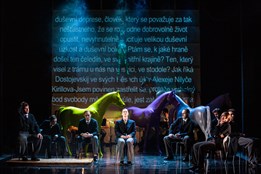 Pět koní a hříbě v životní velikosti. Výtvarnice Eva Zezula stvořila další mimořádnou scénu