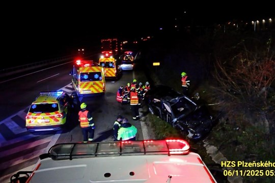 Aktualizováno: Tragická nehoda na nájezdu na dálnici. Dva mrtví, další tři zranění