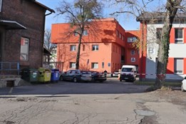 Smrtelná nehoda v areálu nemocnice. Policie se obrací na svědky