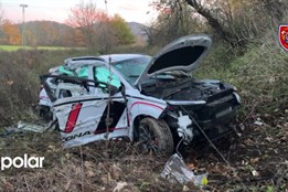 Auto si po nehodě samo zavolalo pomoc. Byl povolán i speciální vyprošťovací automobil
