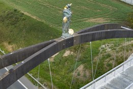 Socha na lávce přes hlavní tah zatím zůstává. Její další osud bude řešit ministerstvo