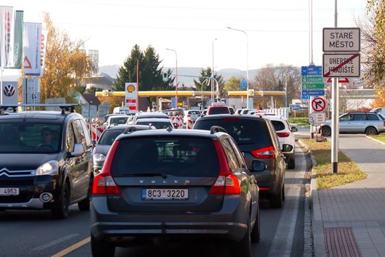 K mostu J. A . Bati vedou nové chodníky