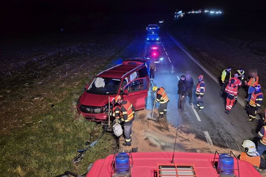 Nehoda osobního vozidla s dodávkou u Fryštáku si vyžádala tři zraněné