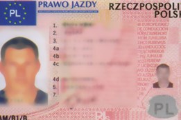 Při běžné kontrole policajti narazili na dva padělané řidičské průkazy