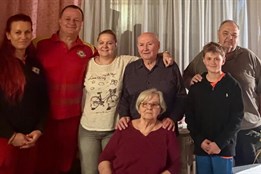 Záchranáři přijeli popřát k narozeninám muži, kterého úspěšně oživili