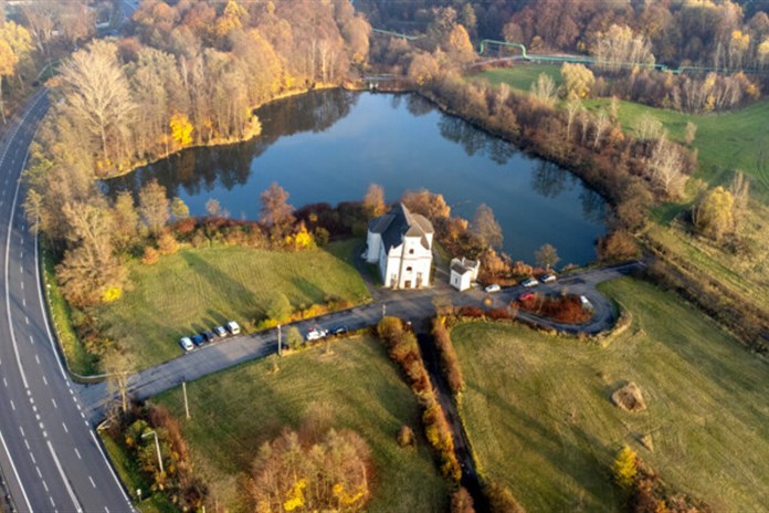 Ikonický Šikmý kostel v Karviné čeká velká oprava. Získá novou barvu střechy