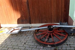 Opilý řidič v Pňovicích boural do domů, měl dvě a půl promile