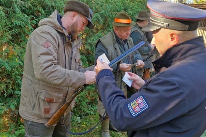 Policisté začaly s kontrolami mysliveckých lovů
