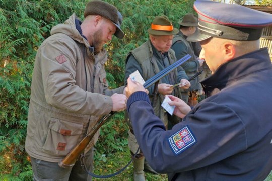 Policisté začali s kontrolami mysliveckých lovů