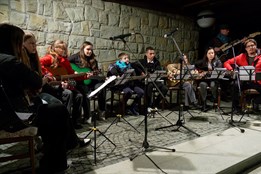 Děti uspávaly studánky a lampionovým průvodem dorazily za divadlem