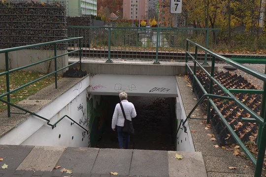 Podchod u Tesly by měl v budoucnu nahradit nový železniční přejezd