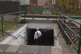 Podchod u Tesly by měl v budoucnu nahradit nový železniční přejezd