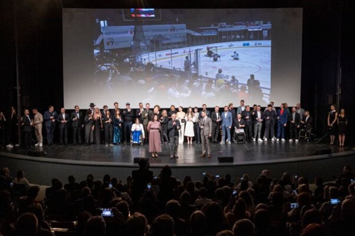 Premiéra filmu Neporazitelní měla v Ostravě obrovský úspěch, lidé tleskali vestoje