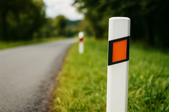 Odrazné prvky podél silnic v Otrokovicích pomáhají bránit střetům se zvěří