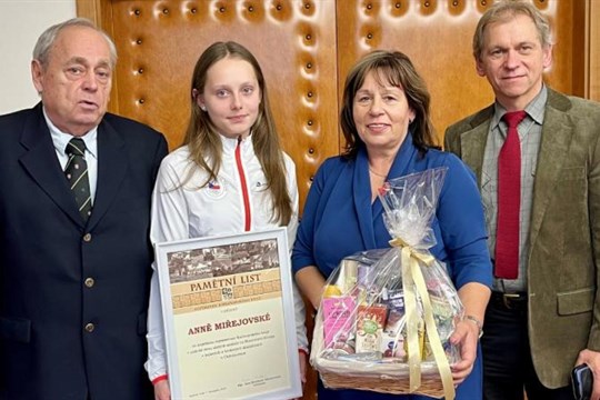 Talentovaná střelkyně Anna Miřejovská převzala ocenění od Karlovarského kraje