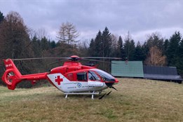 Záchrana pacienta s infarktem v Beskydech se stihla v posledních minutách světla