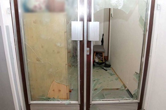 Vandal v Jeseníku poničil desítku aut i domovní dveře