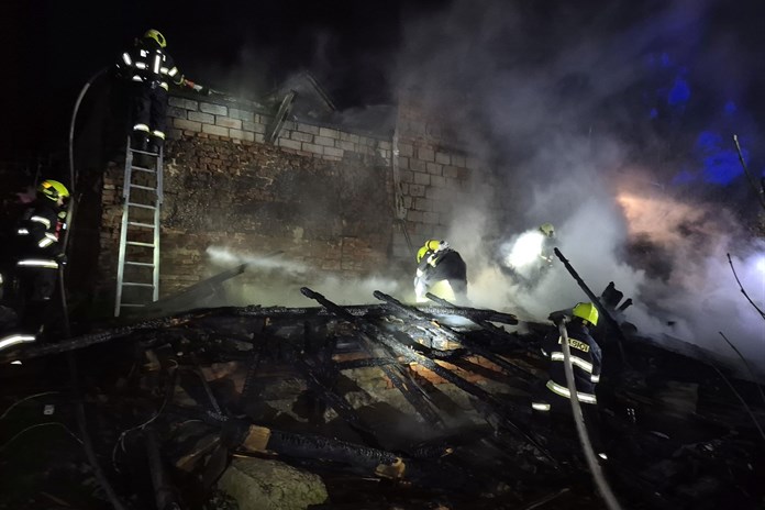 Noční požár kůlny v Kelči zaměstnal šest jednotek hasičů. Jeden hasič se zranil