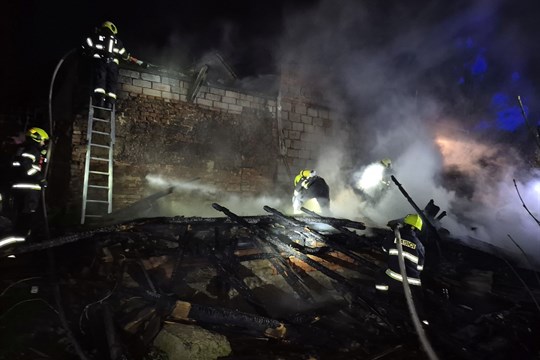 Noční požár kůlny v Kelči zaměstnal šest jednotek hasičů. Jeden hasič se zranil