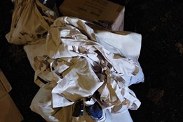 Strážníci zadrželi zloděje, sledovali trička vypadávající z jeho vozíku