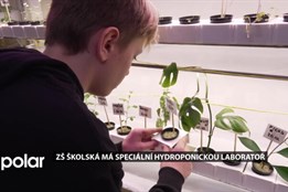 ZŠ Školská má speciální hydroponickou laboratoř, se kterou se dšěti baví v přírodovědě