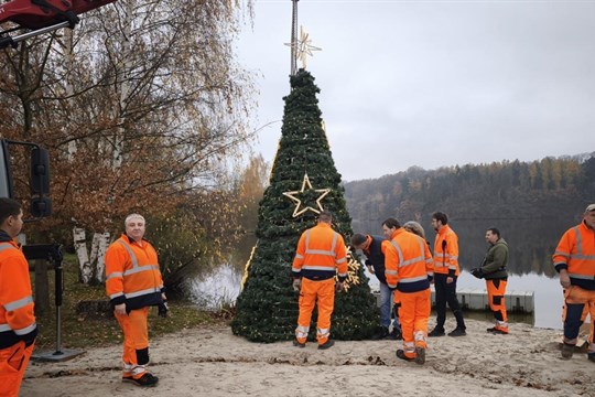 Hladinu Borské přehrady rozzáří vánoční stromeček