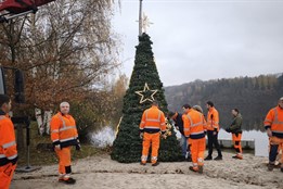 Hladinu Borské přehrady rozzáří vánoční stromeček