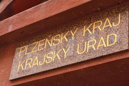 Radní Plzeňského kraje odvolali šéfa kulturního centra, kde zasahovala policie