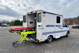 Zlínští strážníci mají nový vůz k převozu opilců do záchytné stanice. Pochvalují si omyvatelný interiér
