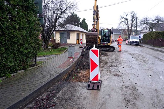 Rovensko rozkopané až do prosince: pokračují práce na silnici II/369